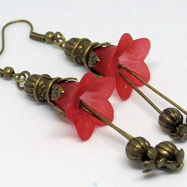 Boucles d'oreille fleurs rouge avec clochettes et métal bronze fait main