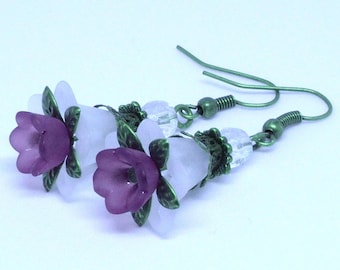 Boucles d'oreille fleurs blanche et violet fait main