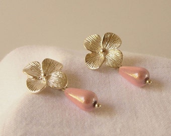 Boucles d'oreille clous perles gouttes rose nacrées support fleur argenté fait main