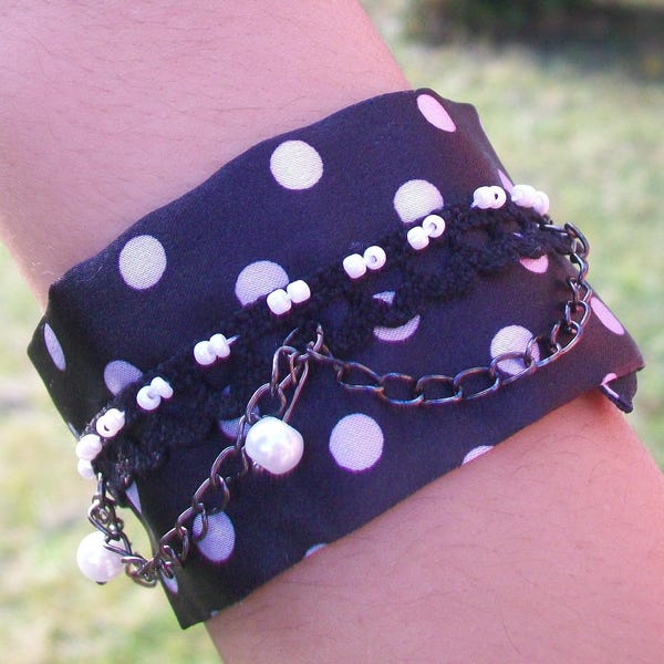 Bracelet manchette rétro romantique satin dentelle noire et perles blanches fait main