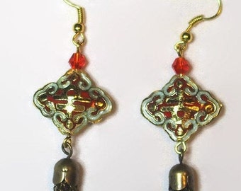 Boucles d'oreille longues perles losanges lanternes japonaises, perles verre rouge et pompons bronze fait main