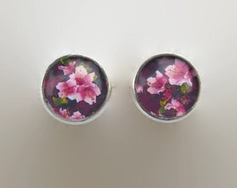 Boucles d'oreille fleurs de cerisier prune rose clous puce argenté cabochon verre 12 mm fait main