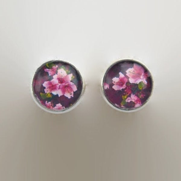 Boucles d'oreille fleurs de cerisier prune rose clous puce argenté cabochon verre 12 mm fait main