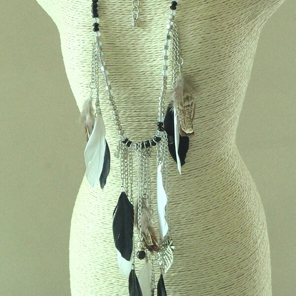 Collier sautoir plumes noir, blanc et marron , perles de rocaille noir et transparentes et breloques fait main