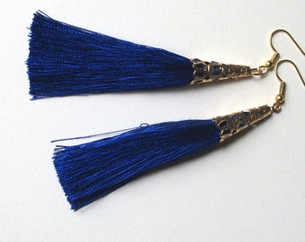 Boucles d'oreille longues pompon bleu foncé métal doré fait main