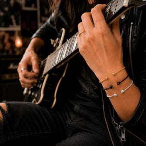 Set med 3 spiralformade manschettarmband, öppna armband i rostfritt stål i guld, silver och svart, stapelbart minimalistiskt armbandsset