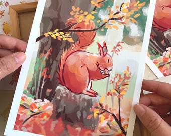 Puede incluir: Una impresión artística vibrante que presenta una ardilla roja posada en un tocón de árbol, rodeada de follaje otoñal. La obra de arte muestra colores cálidos de naranja, rojo y marrón, capturando una escena forestal serena. Otras impresiones y pegatinas son visibles.