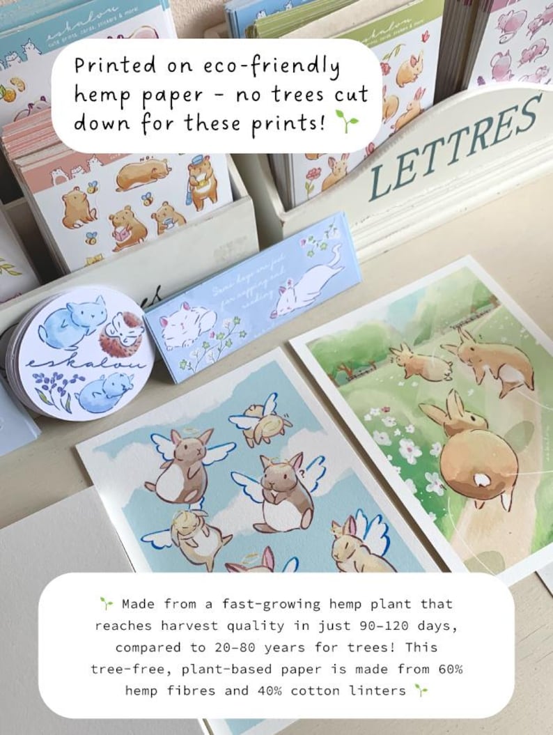 Op de afbeelding: Een display van milieuvriendelijke prints op hennep papier, met illustraties van dieren. De tekst vermeldt dat het papier boomvrij is en gemaakt van hennepvezels en katoenlinters.