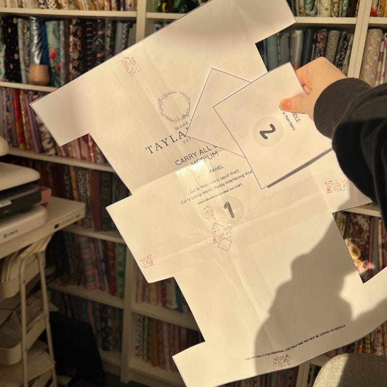 PDF Carry All Bag - Nedladdningsbart mönster och instruktioner för fyrkantig sminkväska i 3 storlekar med osynliga sömmar bild 3