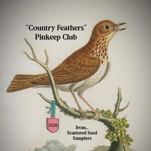以下が含まれることがあります： 茶色の鳥が枝に止まっているイラスト。テキストは「Country Feathers Pinkeep Club」。ピンク色のタグに「2026」と書かれており、枝から吊り下げられています。画像はScattered Seed Samplersによるものです。