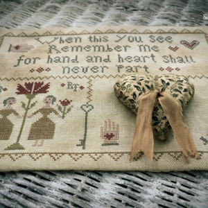 Hand & Herz Stitcher&#39;s Mat ~ Kreuzstich Muster aus Scattered Seed Samplers © 2018 by Designer Tammy Black