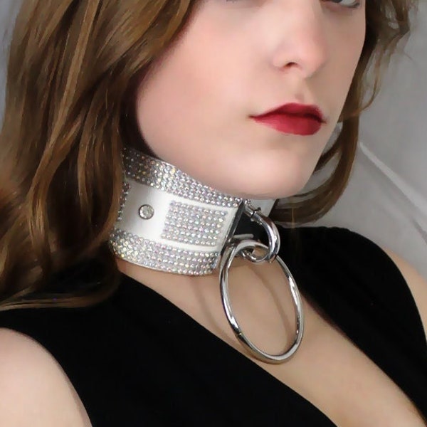 Statement-Halskette mit großem O-Ring-Kragen aus weißem Leder und Strass