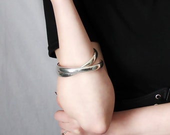 Armband met twee zilveren in elkaar grijpende ringen