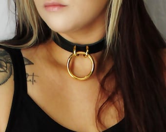 Mały czarny skórzany choker ze złotym pierścieniem