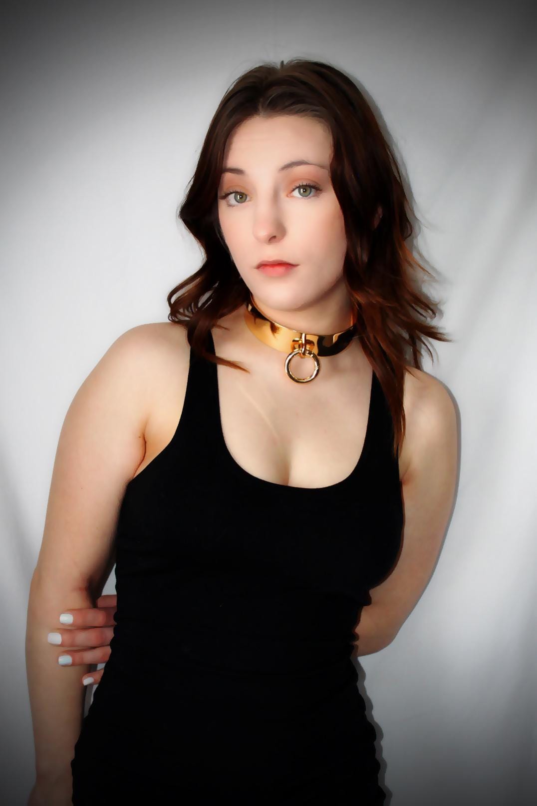 Gold Hand Rolled Metal O-Ring Choker Necklace