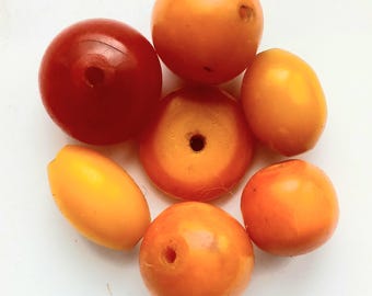 Mixed lot synthetic resin beads, phenolic resin, faux amber, African amber