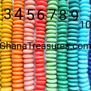 Può includere: Dodici fili di perline, ognuno di un colore diverso, sono disposti in fila. Le perline sono tutte della stessa dimensione e forma, e sono infilate su uno spago. I colori delle perline sono bianco, giallo, arancione, rosa, rosso, verde, turchese, blu, azzurro, blu scuro e nero. Le perline sono numerate da 1 a 12.