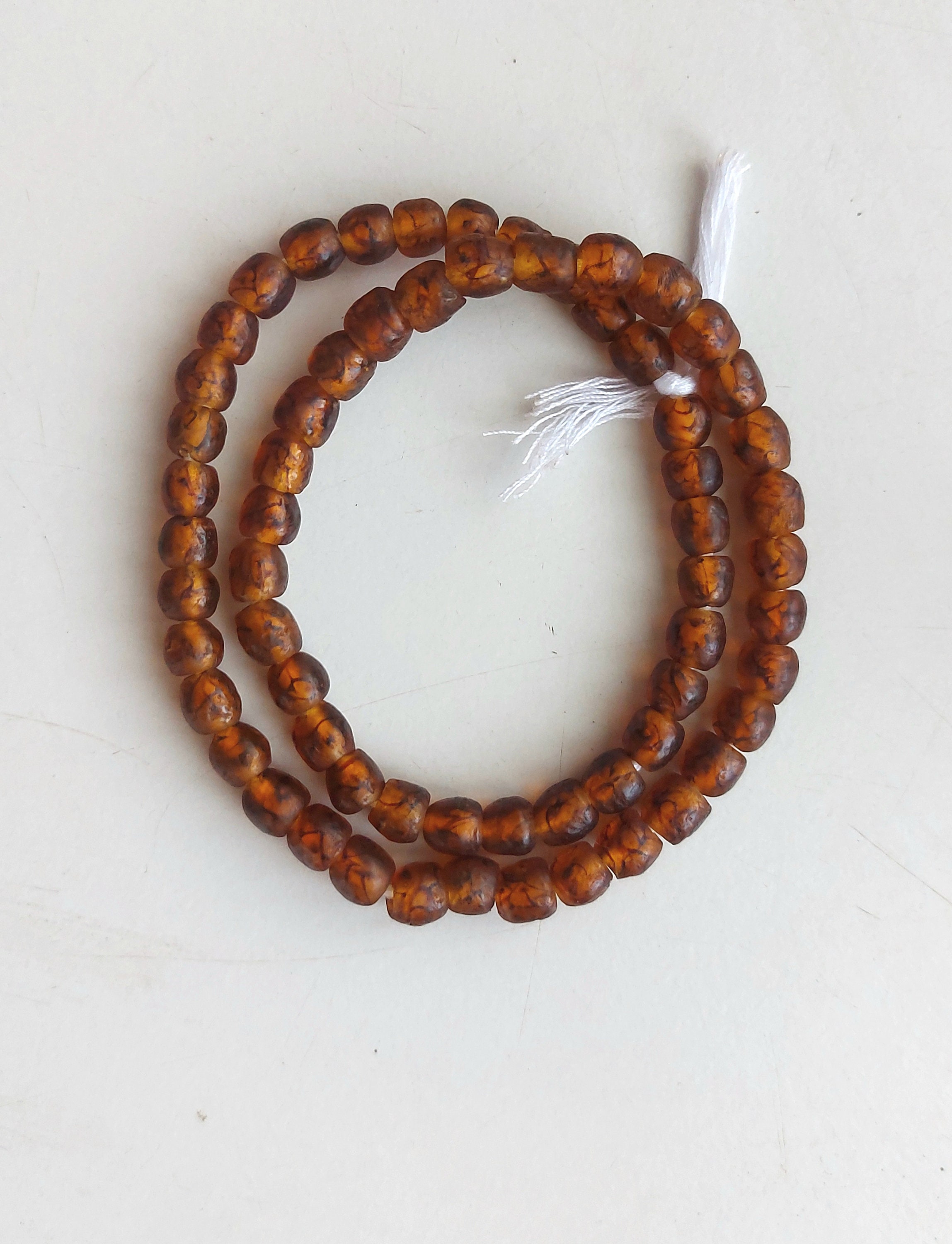 61-63 アフリカ産リサイクルガラスビーズ（7 x 7 mm）、16インチの