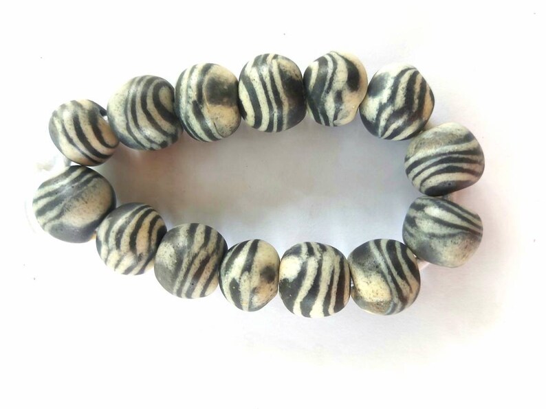 8 inches strand opaque 18 mm.diam. x 15-16 mm. gray 14 powder glass beads,