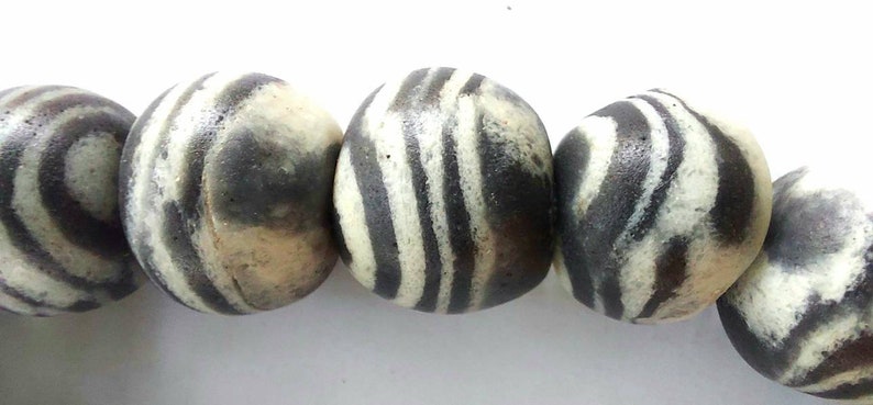 8 inches strand opaque 18 mm.diam. x 15-16 mm. gray 14 powder glass beads,
