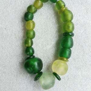 Mixed lot of recycled glass beads selected by the color green, 8 inches short string