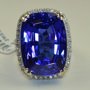 Tanzanite Stone 39.27 Carats! in 18k WG Ring with 2.05 cts. of VVS Diamonds Rare one of a Kind in the World Museum Masterpiece !!