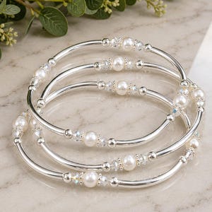 Bracciale rigido con perle e cristalli Swarovski, filo a memoria di forma placcato argento, elegante gioiello da sposa.