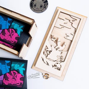 Caja de cartas de Pokémon TCG con diseño de grabado en madera (Pikachu) *SOLO archivo digital* .zip .svg, .dwg, .dxf caja de cartas de baraja
