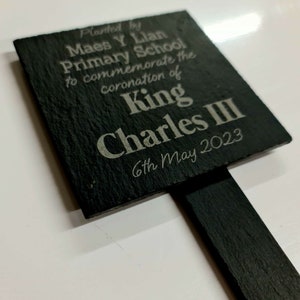 Marcador de planta de ardósia de coroação King Charles III personalizado, marcador de árvore, 10x10, gravado a laser, feito à mão no País de Gales