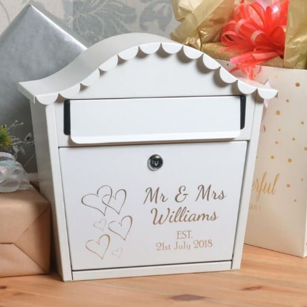 Boîte aux lettres de mariage personnalisée en blanc avec vos noms, date et motif au choix.