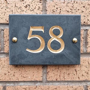 Número de casa de pizarra artesanal: relleno dorado, fuente Times (18 x 13 cm)