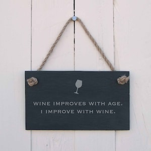 Cartel para colgar 'El vino mejora con los años, yo mejoro con el vino' Regalo hecho a mano