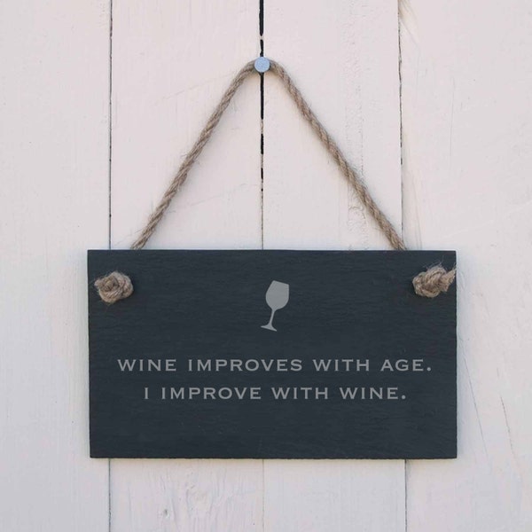 Hängeschild 'Wein verbessert sich mit dem Alter, ich verbessere mit Wein' handgemachtes Geschenk