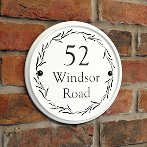 Keramisch huisbord, cirkel 24 cm, wit, gegraveerd, 3 ontwerpen/lettertypen