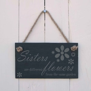 Hängeschild 'Schwestern sind verschiedene blumen aus dem gleichen garten'