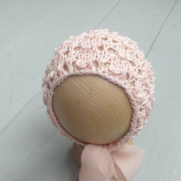 Bonnet RTS Baby tricoté à la main couleur pêche clair avec liens en mousseline de soie/bonnet unique et mignon pour bébé/accessoire photo nouveau-né