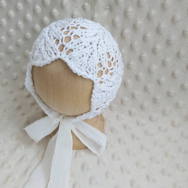 Bonnet RTS Baby tricoté à la main en blanc avec liens en soie sari/chapeau unique et mignon pour bébé/accessoire photo nouveau-né