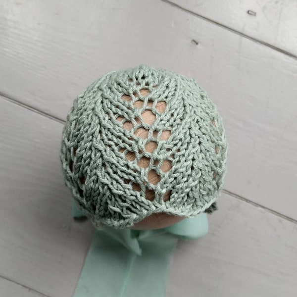 Bonnet RTS Baby tricoté à la main en vert clair avec des liens en mousseline de soie/bonnet unique et mignon pour bébé/accessoire photo nouveau-né