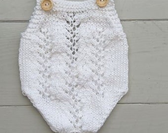 RTS tricot dentelle bébé romper en blanc pur, fait à la main taille nouveau-né barboteuse globale, accessoire photo fille