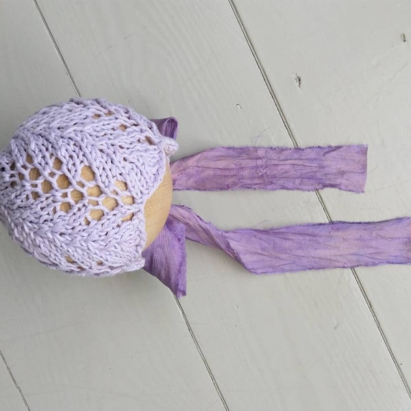 Bonnet RTS Baby lilas tricoté à la main avec liens en soie sari/chapeau unique et mignon pour bébé/accessoire photo nouveau-né