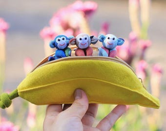 Kleurrijke batik aap pluche in bananenzakje met rits: handgemaakte aap knuffel en cadeau