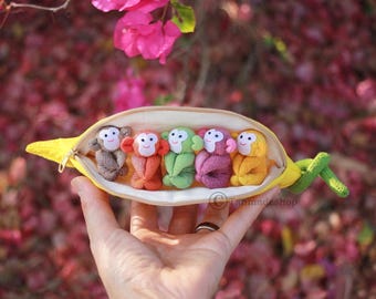 Biologische pluche apen in bananentas: handgemaakte pop, kamerdecoratie, babycadeau