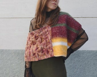 Poncho artesanal de lana multicolor.