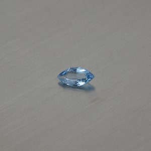 Peut inclure: Une pierre précieuse de forme marquise bleu clair.