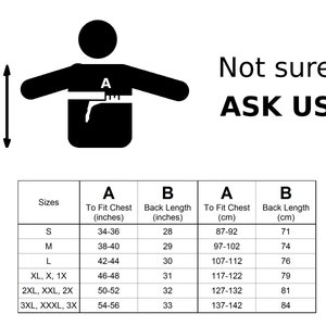 Pu&ograve; includere: Una tabella di taglie per abbigliamento con misure in pollici e centimetri. La tabella mostra la taglia, la circonferenza del torace, la lunghezza della schiena in pollici e centimetri. La tabella include le taglie S, M, L, XL, 1X, 2XL, XXL, 2X, 3XL, XXXL, 3X.