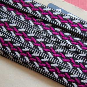 Ribete de cinta jacquard tejido vintage con motivos geométricos bordados_hecho en Francia