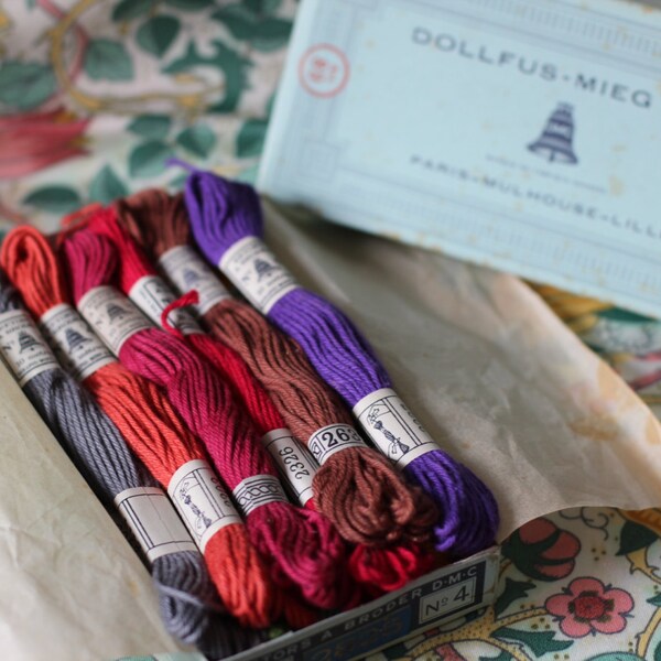 LIVRAISON gratuite _DMC Français coton tapisserie & broderie fil en boîte, remplie de 12 écheveaux de couleurs mixtes