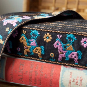 Nastro jacquard intrecciato vintage francese degli anni '60 con bambina ricamata a cavallo