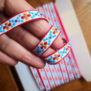 Mooie Franse witte geweven jacquard lint met geborduurde bloemen