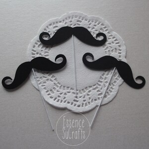 Top 12 cupcake a forma di baffi. Carta nera. Compleanno. Elementi decorativi.  cima di cupcake.